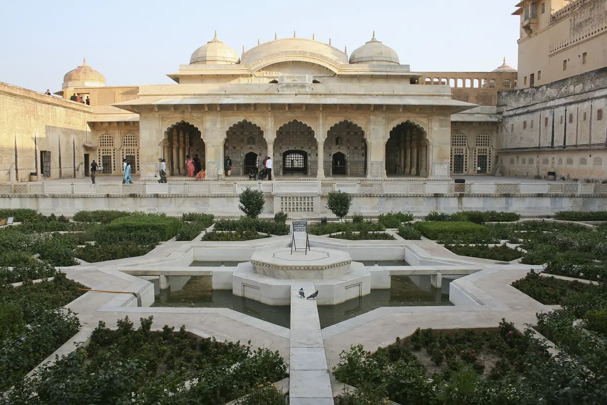 The garden courtyard inside the palace
