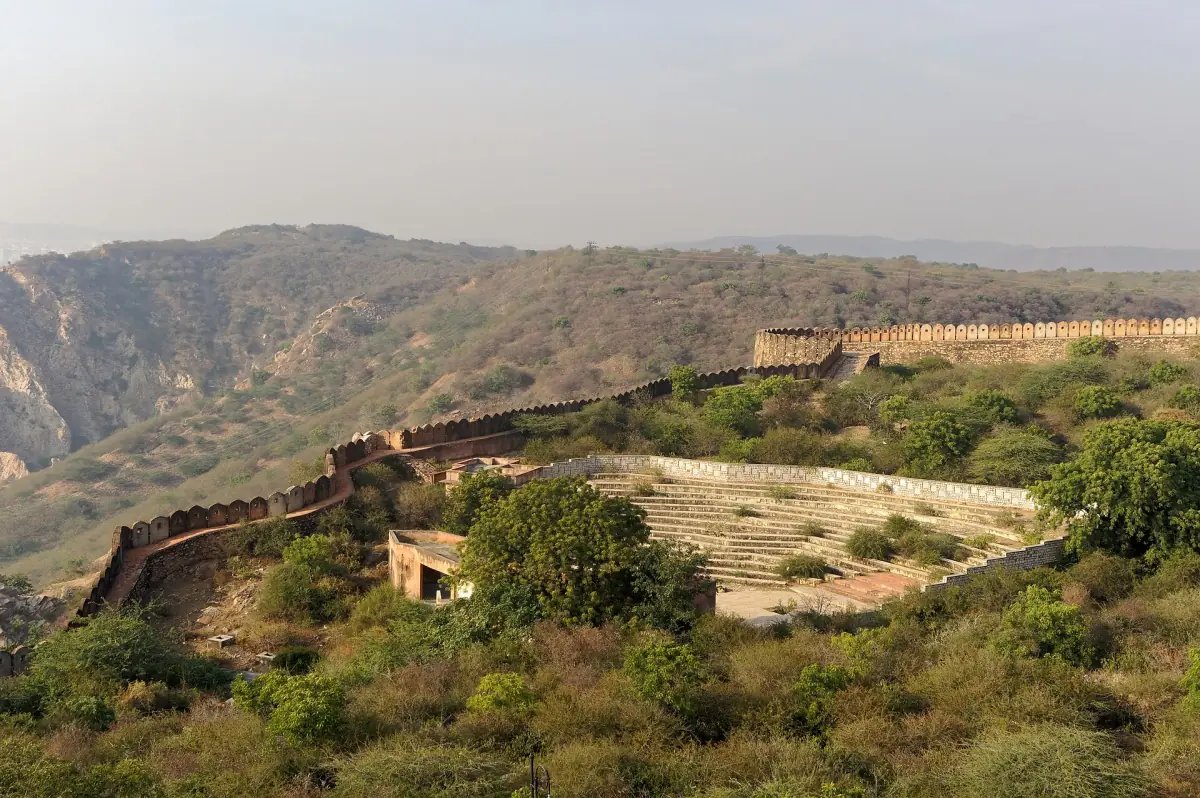 The walls of Nahargarh Fort along the ridge